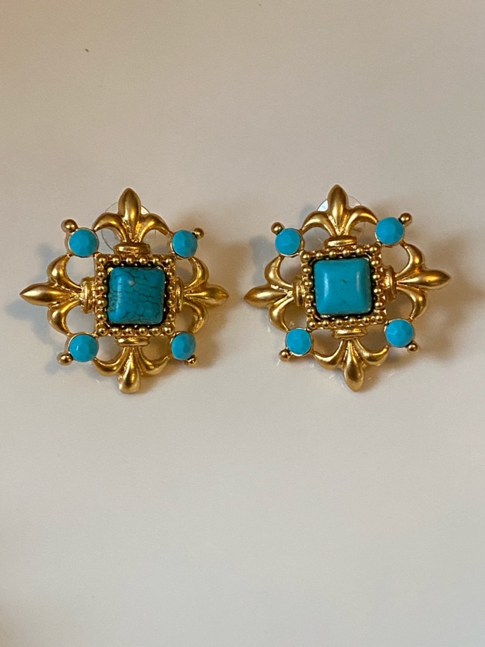 Matte Gold Turquoise Fleur Clip-On Earrings